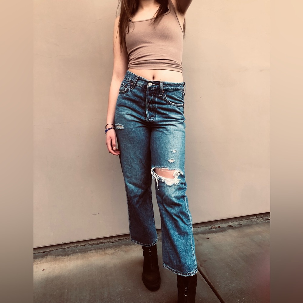 Levi’s rib cage straight jeans size 27. High rise. High waist.